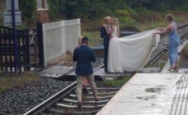 Çifti që pozoi në hekurudhë për fotografi martese, dënohet nga autoritetet britanike