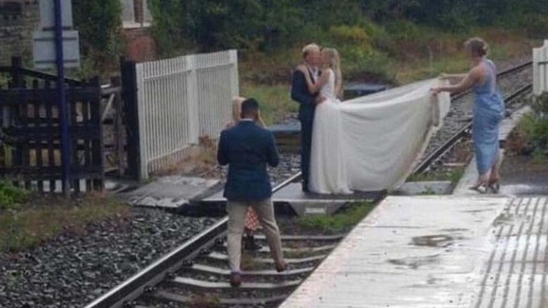 Çifti që pozoi në hekurudhë për fotografi martese, dënohet nga autoritetet britanike