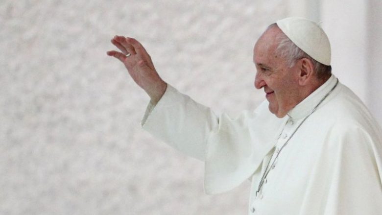 Papa Françesku shfaq indikacione se mbështet edhe ligjërisht martesat e së njëjtës gjini