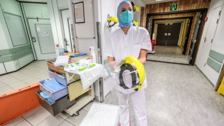 Mjekëve belgë të infektuar me coronavirus u kërkohet të vazhdojnë punën