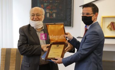 Ministria e Kulturës e nderon Luan Dakën me çmimin për veprën kombëtare jetësore