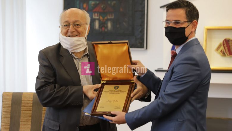 Ministria e Kulturës e nderon Luan Dakën me çmimin për veprën kombëtare jetësore
