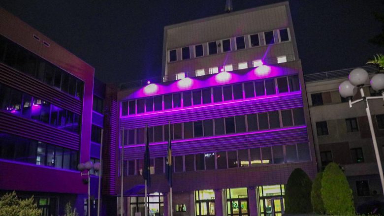 ​Ndërtesa e Kuvendit të Kosovës ndriçohet me ngjyrë rozë