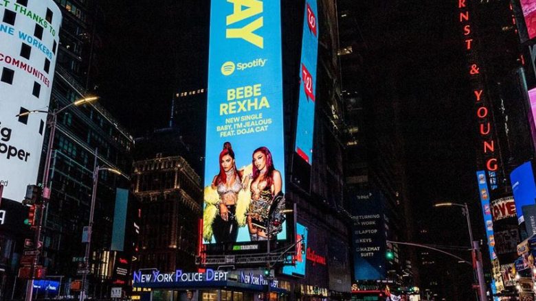 Kënga e re e Bebe Rexhës dhe Doja Cat edhe në “billboard”-et më të mëdha të New Yorkut