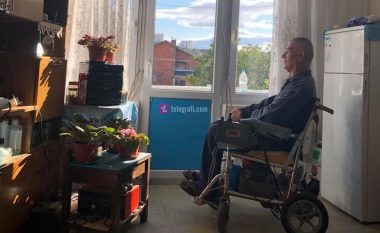 Ashensori i vogël ia vështirëson jetën 70 vjeçarit me karrocë, tash e një vit mbeti brenda në Shtëpinë e të Moshuarve në Prishtinë