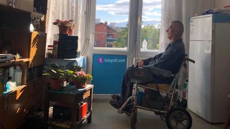 Ashensori i vogël ia vështirëson jetën 70 vjeçarit me karrocë, tash e një vit mbeti brenda në Shtëpinë e të Moshuarve në Prishtinë