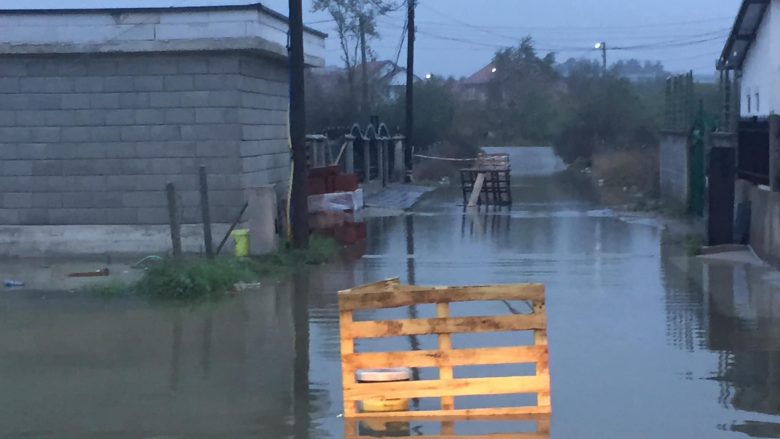 Shiu shkakton vërshime në disa lagje të Pejës