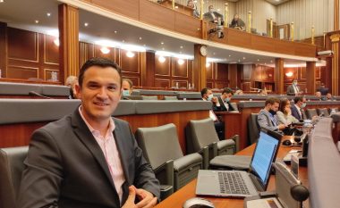 Deputeti i PDK-së: Shkarkimi i Qalajt, i lidhur me arrestimin e Haki Rugovës – mund te jetë mesazh për prokurorët dhe gjyqtarët