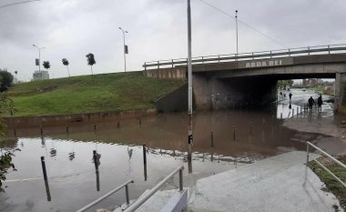 Reshjet e shiut krijojnë “liqenin artificial” në Prishtinë