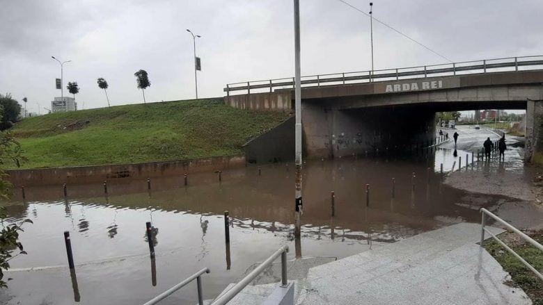 Reshjet e shiut krijojnë “liqenin artificial” në Prishtinë