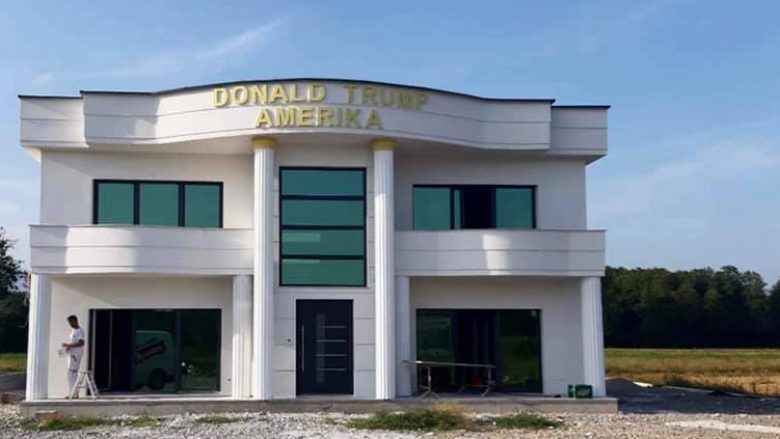 Qytetari nga Istogu ndërton shtëpinë me mbishkrimin “Donald Trump Amerika”