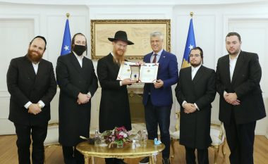 Thaçi dekoron rabinin e Shqipërisë me titullin “Ambasador i Nderit i Republikës së Kosovës”