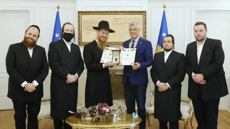 Thaçi dekoron rabinin e Shqipërisë me titullin “Ambasador i Nderit i Republikës së Kosovës”