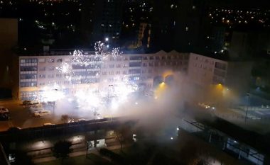 Publikohen pamjet kur dhjetëra persona, “të armatosur” me shufra metalike dhe fishekzjarre sulmojnë stacionin policor të Parisit