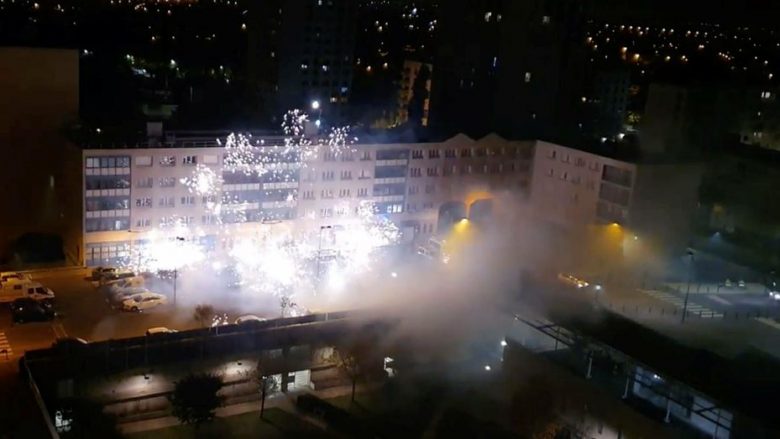 Publikohen pamjet kur dhjetëra persona, “të armatosur” me shufra metalike dhe fishekzjarre sulmojnë stacionin policor të Parisit