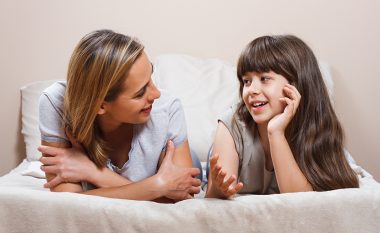 Çfarë t’i thuhet menjëherë fëmijës nëse fillon t’ju bëjë pyetje rreth seksit?