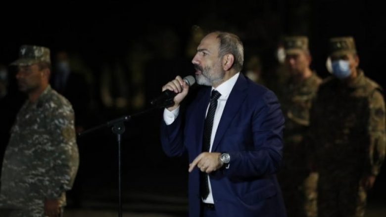Kryeministri armen i nxit qytetarët: Paraqituni në front, asnjë zgjidhje diplomatike e mundur