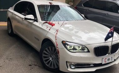 Vandalizohet vetura e tij, sulmohet me gjak të rremë dhe domate kryeministri australian