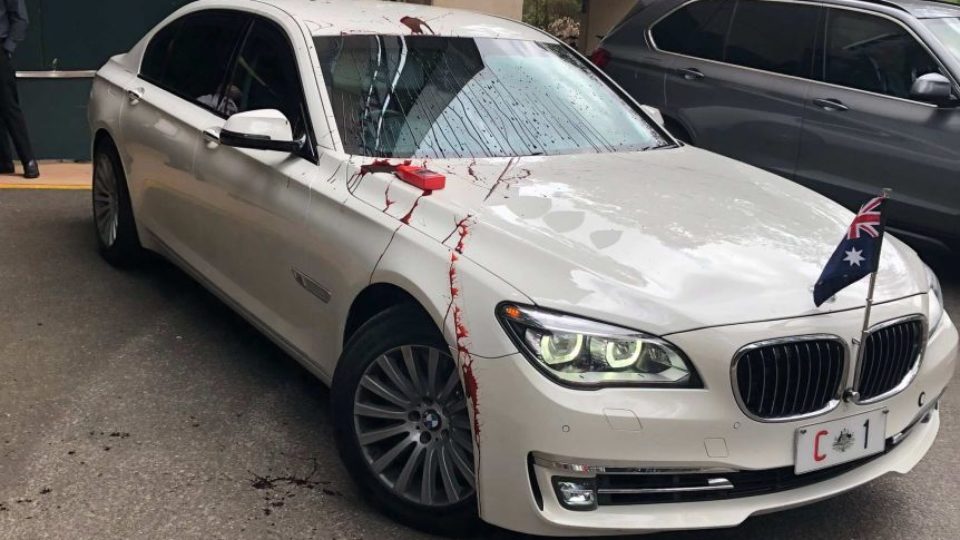 Vandalizohet vetura e tij, sulmohet me gjak të rremë dhe domate kryeministri australian