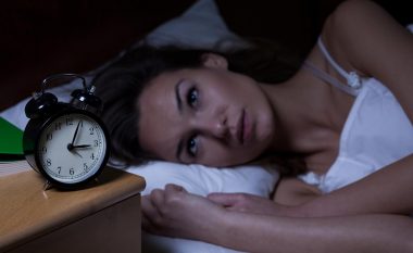 Çfarë duhet të bëni nëse zgjoheni gjatë natës dhe nuk mund të flini përsëri gjumë