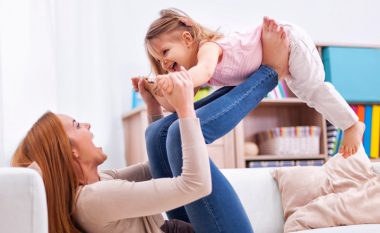 Si të rrisni fëmijë me lidhje emocionale të sigurta