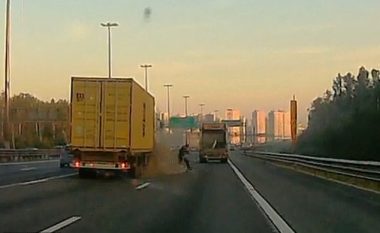 Kishte ndalë veturën në mes të autostradës, kamioni gjigant për pak sa nuk e godet shoferin rus – i shpëton vdekjes “për një fije floku”