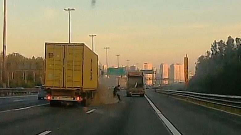 Kishte ndalë veturën në mes të autostradës, kamioni gjigant për pak sa nuk e godet shoferin rus – i shpëton vdekjes “për një fije floku”