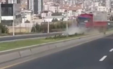I prishen frenat derisa po voziste lart kamionin, shoferi turk arrin që për dy kilometra të shmang përplasjet me vetura duke lëvizur mbrapa