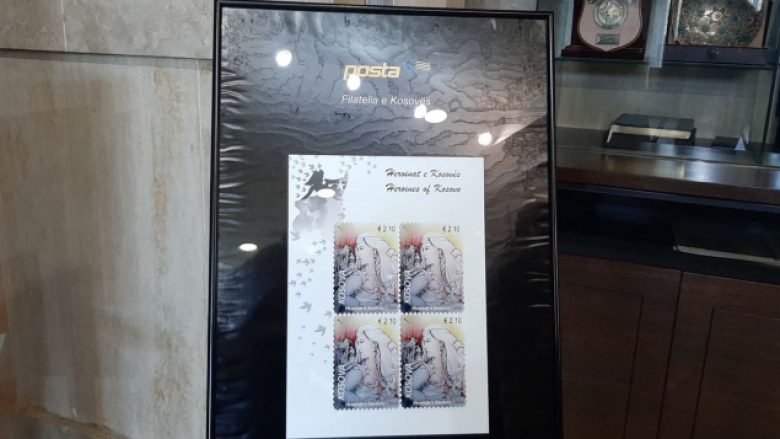Pranë Këndit të Kurajos në Kuvend promovohet pulla postare ‘Heroinat e Kosovës’