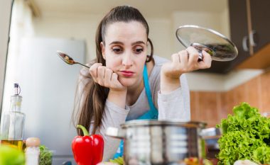 Gabimet më të shpeshta të cilat i bëni kur gatuani ushqimin: Kështu e shkatërroni ushqimin!