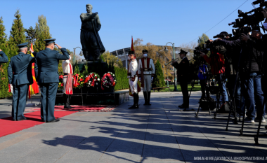 Maqedoni: Me vendosjen e luleve para përmendores së Goce Dellçevit u shënua 23 Tetori