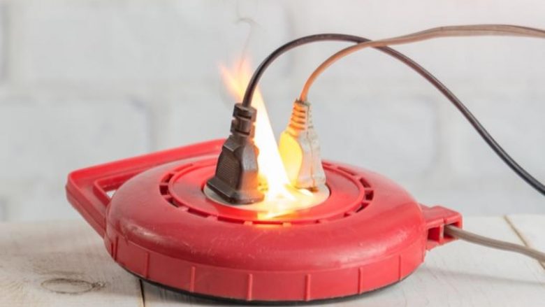 Sinjalet paralajmëruese: Këto pesë gjëra u paraprinë goditjeve elektrike dhe zjarrit në shtëpi!
