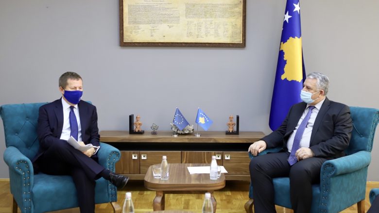 Veliu takon ambasadorin e BE-së, Szunyog, flasin për rendin në Kosovë