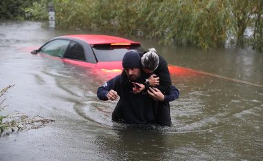 Momenti kur gruaja bllokohet mes një “lumi” për shkak të reshjeve të mëdha në Britani të Madhe