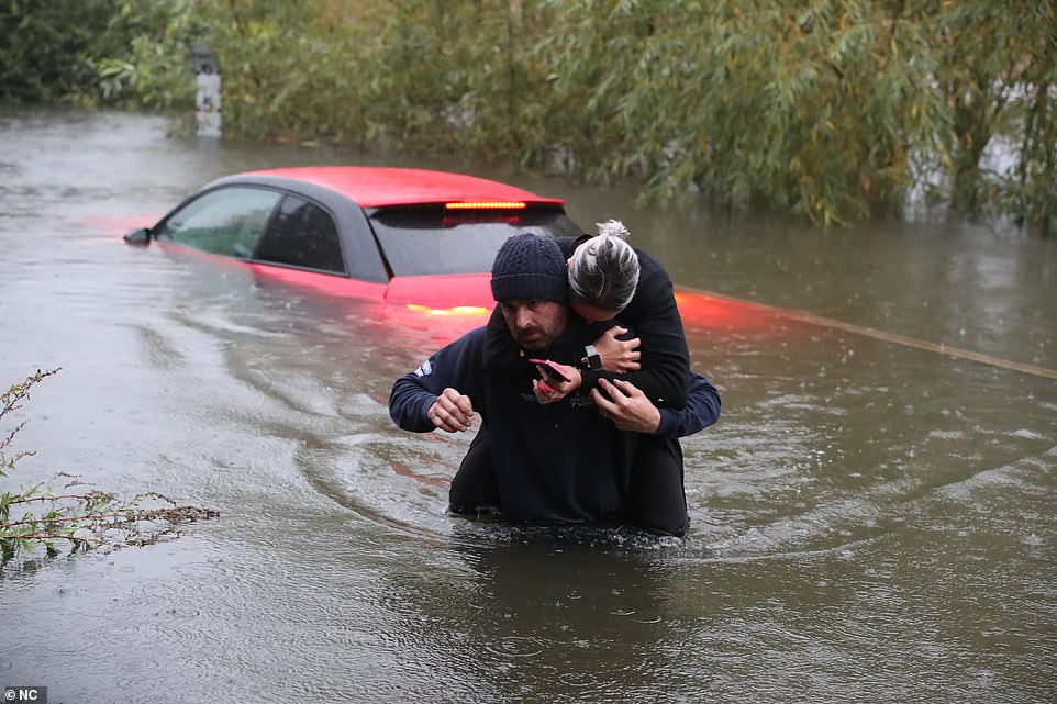 Momenti kur gruaja bllokohet mes një “lumi” për shkak të reshjeve të mëdha në Britani të Madhe