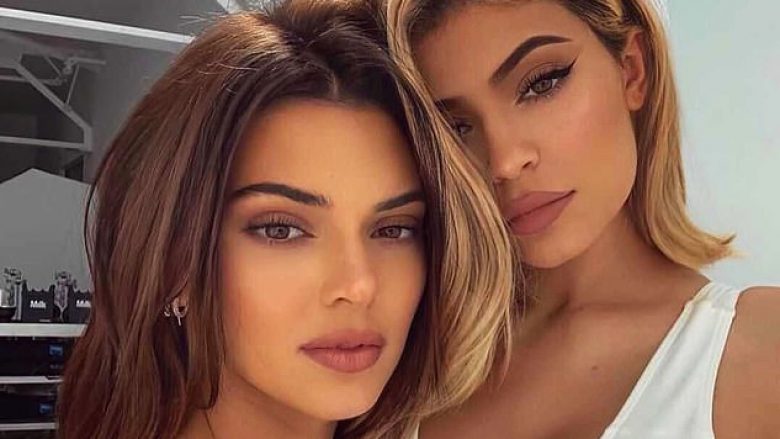 Kylie Jenner dhe Kendall bëjnë shaka në rrjete sociale për përleshjen e tyre fizike