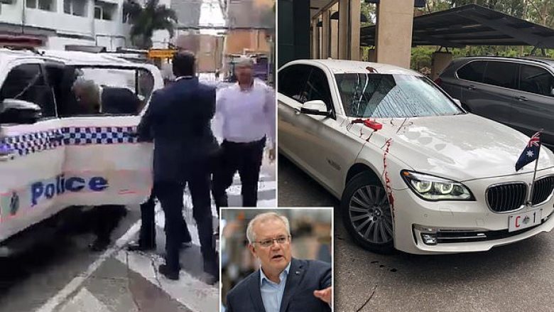 Protestuesit sulmojnë me domate veturën e kryeministrit australian