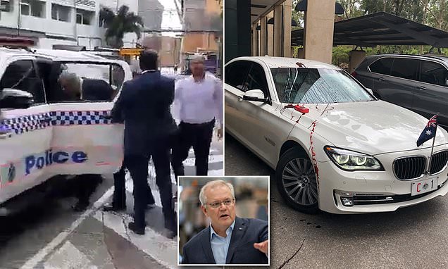 Protestuesit sulmojnë me domate veturën e kryeministrit australian