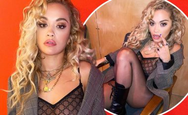 Rita Ora merr vëmendje me veshjen transparente, teksa fotografohet në një studio muzikore