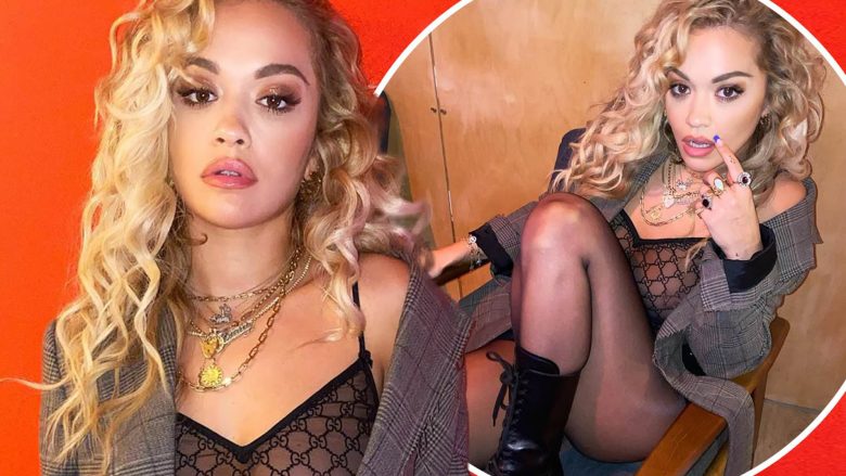 Rita Ora merr vëmendje me veshjen transparente, teksa fotografohet në një studio muzikore