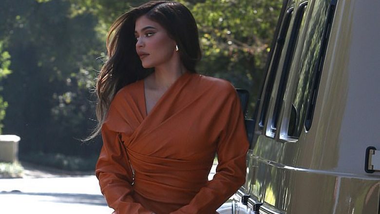 Kylie Jenner josh me format trupore përmes fustanit portokalli