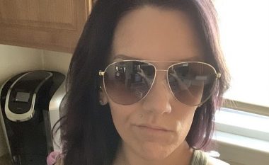 Pasi pozoi për një ‘selfie’ derisa ishte e vetme në shtëpi, gruaja nga SHBA-ja tmerrohet kur sheh “shpirtrat” nga reflektimi i syzeve