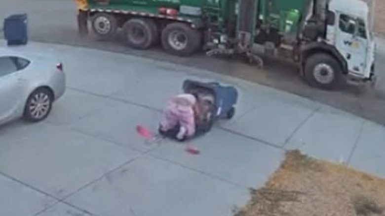 Zgjohet me nguti për ta zbrazur koshin e plehrave – gruaja përfundon dy herë brenda shportës teksa vrapon drejt kamionit të lagjes