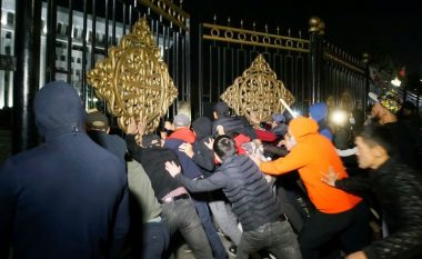 Pretendime për manipulim të votave, protestuesit në Kirgistan sulmojnë ndërtesën e parlamentit