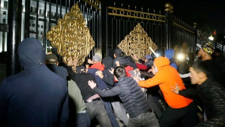 Pretendime për manipulim të votave, protestuesit në Kirgistan sulmojnë ndërtesën e parlamentit