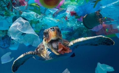 Më shumë se 14 milionë tonë plastikë besohet të jenë në fund të oqeaneve