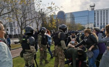 Protesta në Rusi, protestuesit rrihen me shkopinj dhe tërhiqen zvarrë