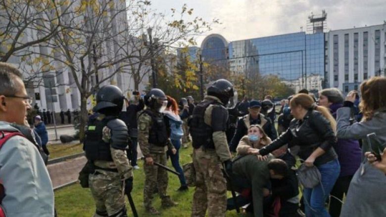 Protesta në Rusi, protestuesit rrihen me shkopinj dhe tërhiqen zvarrë