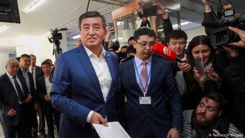 Jeenbekov jep dorëheqje: Nuk dua të kujtohem si president për të cilin u derdh gjak në Kirgistan