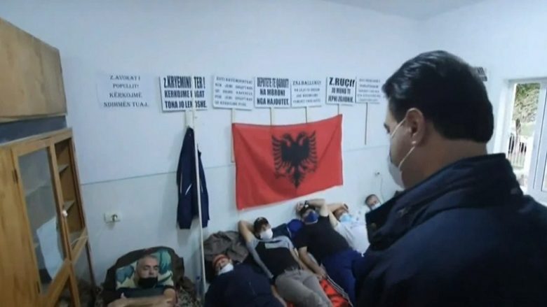 Basha viziton grevistët në Ballsh: Qeveria gënjen, naftëtarët e minatorët më të shtypurit në vend
